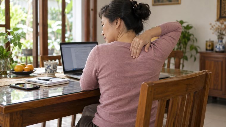 Đau giữa hai bả vai