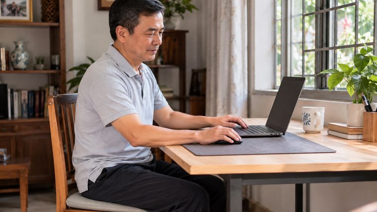 Đau mặt trong khuỷu tay
